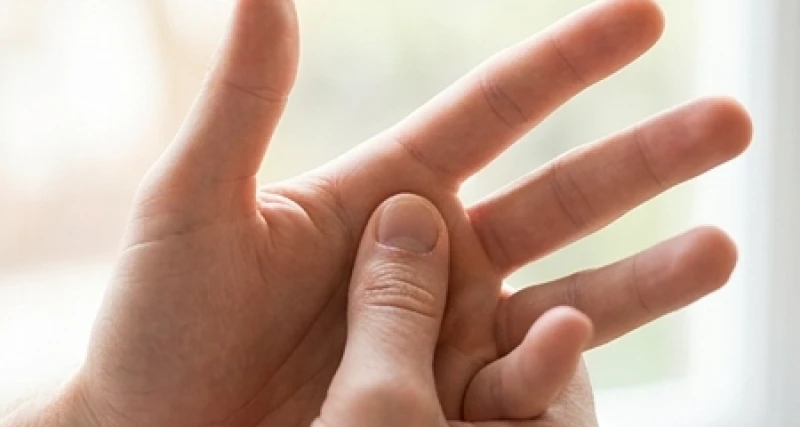 Gò Mộc Tinh trên bàn tay: Ý nghĩa công danh và cách hóa giải 2 Dùng ngón cái ấn nhẹ vào vùng thịt dưới ngón trỏ để kiểm tra độ đàn hồi của gò Mộc Tinh
