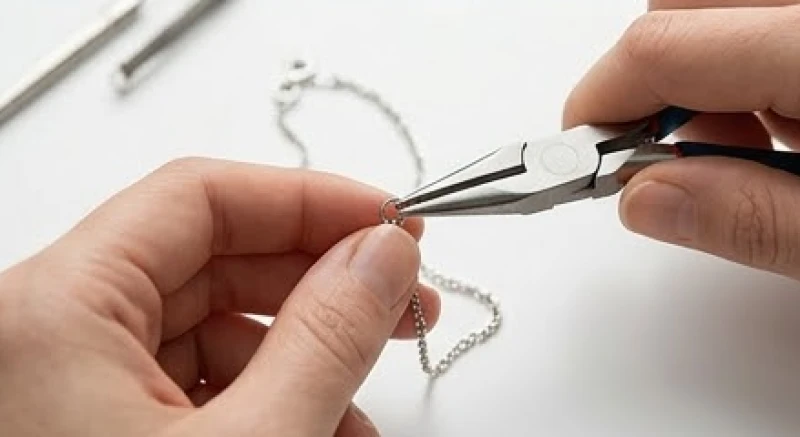 Đứt dây chuyền là điềm gì: Tra cứu khung giờ và cách hóa giải 7 Đôi bàn tay khéo léo sử dụng chiếc kìm mini để kẹp khít lại vòng khuyên nối của sợi dây chuyền bị hở