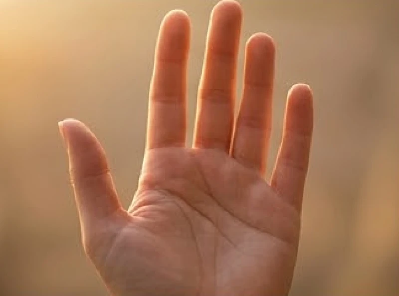 Gióng các đường thẳng tưởng tượng từ khe ngón tay xuống đường tâm đạo để xác định cột mốc tuổi tác