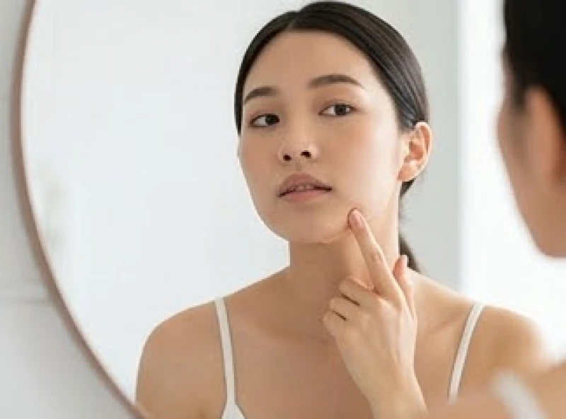 Nốt ruồi ở xương quai hàm: Giải mã vị trí và chi phí tẩy 3 Thao tác dùng ngón tay vuốt dọc để xác định chuẩn đường viền xương quai hàm