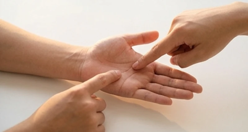 Đường tâm đạo ngắn: Mốc nhận diện chuẩn và cách hóa giải 2 Dùng mốc các ngón tay để xác định chiều dài của đường tâm đạo trên lòng bàn tay