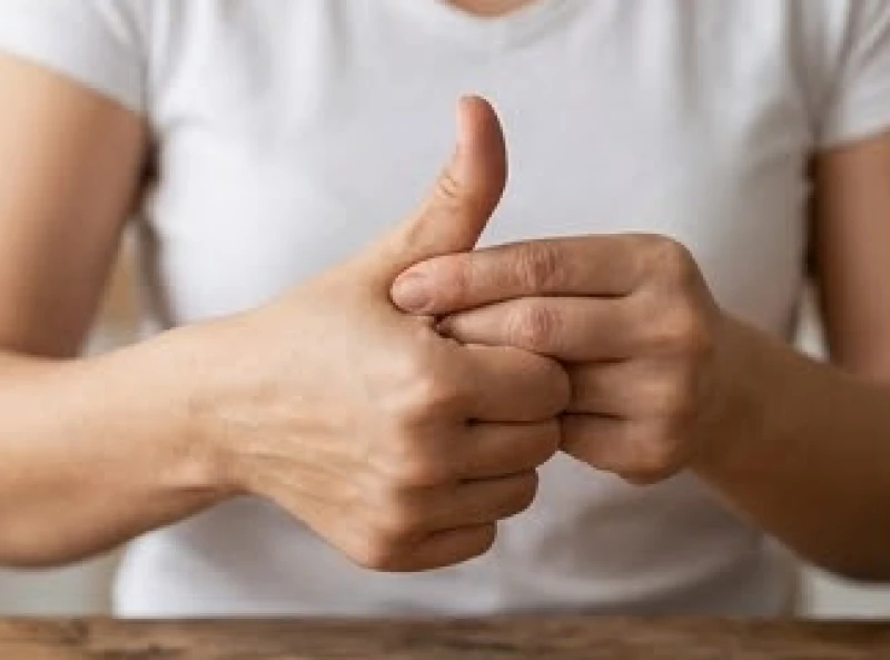 Hướng dẫn dùng ngón tay cái bàn tay đối diện để day ấn vùng mô gờ ngón cái đang co giật