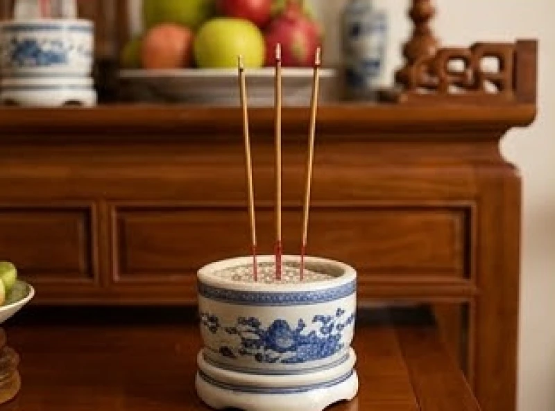 Văn khấn cầu thi đỗ tại nhà: Bài cúng gia tiên và cách làm lễ 9 Ba nén nhang cháy tĩnh lặng trên bát hương chính giữa bàn thờ gia tiên