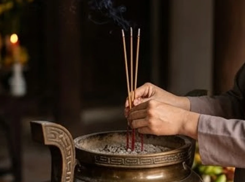 Văn khấn đình làng mùng 1: Bài cúng chi tiết và nghi thức dâng lễ 7 Tín chủ chắp tay thành kính cắm những nén nhang thẳng đứng vào giữa bát hương trên ban thờ