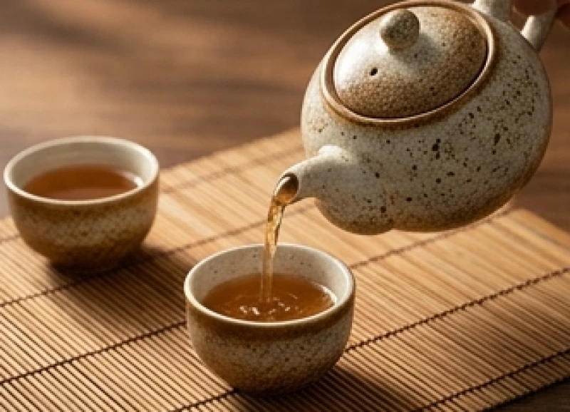 Tử vi tuổi Giáp Thân 2004 năm 2027: Lịch 12 tháng & giải hạn 4 Bình trà gốm truyền thống rót nước ấm vào chén nhỏ trên tấm mâm tre mang lại cảm giác thư thái và cân bằng