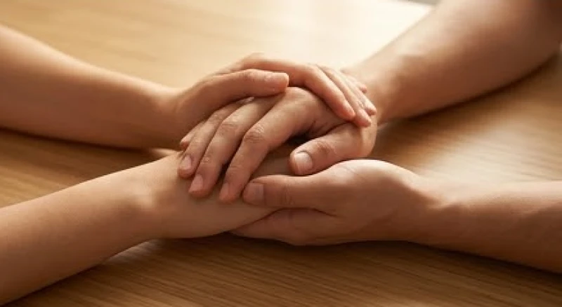 Ba đường chỉ tay tách rời nhau: Ý nghĩa nam nữ & hướng hóa giải 6 Cái nắm tay ấm áp giữa hai người thể hiện sự thấu hiểu và nhường nhịn trong tình cảm