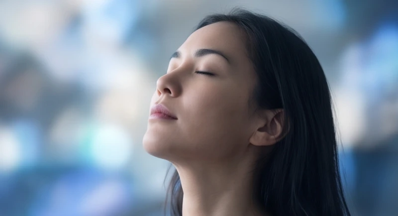 Mơ thấy động vật nói chuyện với mình: Giải mã điềm báo & sổ mơ 5 Người phụ nữ nhắm mắt hít thở sâu để giữ bình tĩnh trước khi đưa ra các quyết định giao tiếp quan trọng