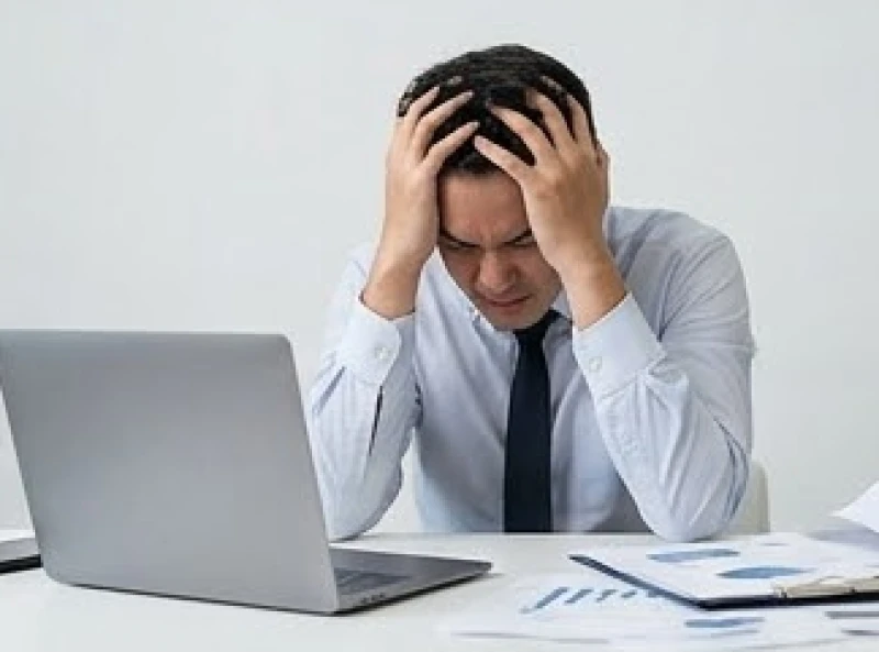 Có nên tin vào đường chỉ tay không: Giải mã từ y học và tâm lý 6 Nhân viên văn phòng ôm đầu căng thẳng trước màn hình máy tính do áp lực tâm lý vô hình gây ra