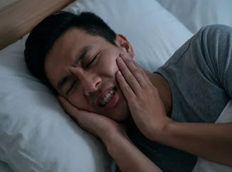 Mơ thấy rụng răng hàm dưới: Điềm báo, bộ số và cách hóa giải 1 Một người đàn ông Việt Nam trằn trọc ôm đầu vì chứng nghiến răng khi ngủ liên quan đến mơ rụng răng