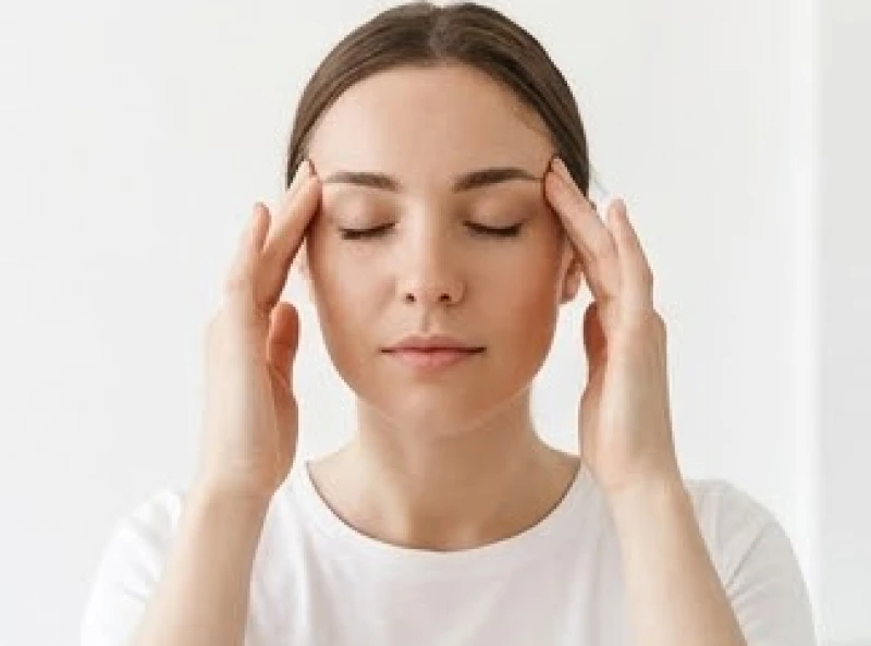 Đường trí đạo hình dây xích: Giải mã ý nghĩa và cách hóa giải 4 Người làm việc căng thẳng xoa đầu thể hiện sự mệt mỏi và sương mù não