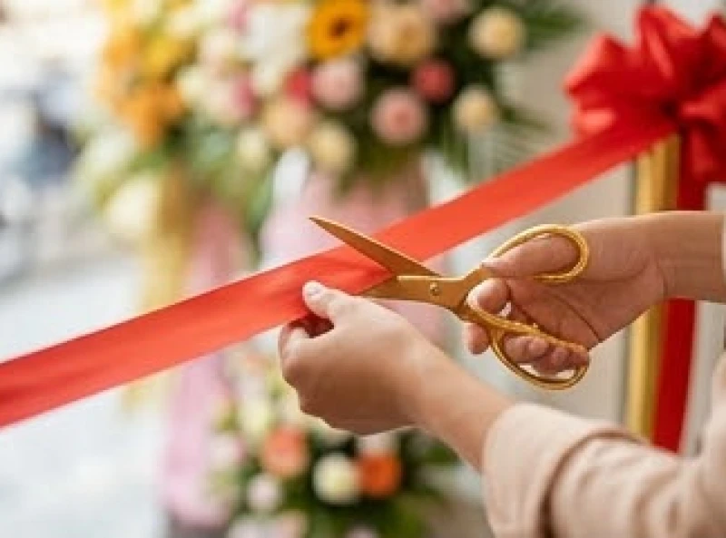 Buổi lễ cắt băng khánh thành khai trương cửa hàng diễn ra trong không khí nhộn nhịp với hoa tươi và băng rôn đỏ