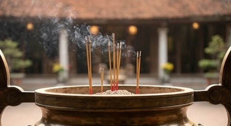 Văn khấn xin lộc Đền Ghềnh: Hướng dẫn cầu tài, sắm lễ chi tiết 6 Lư hương đồng nghi ngút khói nhang tại khu vực bái vọng của đền linh thiêng