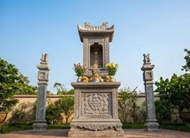 Cấu trúc cây hương bằng đá chạm khắc tinh xảo đặt giữa không gian sân vườn rộng mở