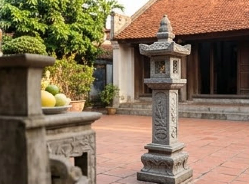 Cây hương ngoài trời bằng đá chạm khắc hoa văn đặt trang nghiêm tại một góc sân gạch đỏ