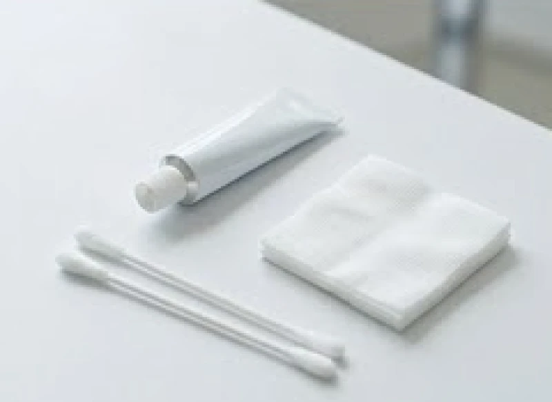 Nốt ruồi lệ ở nam: Ý nghĩa tướng số trái phải và chi phí tẩy 9 Tuýp kem tái tạo da và tăm bông y tế được chuẩn bị sẵn để bôi lên vết thương sau khi chiếu laser