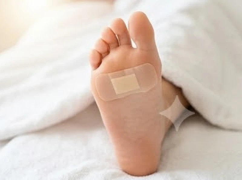 Sử dụng băng gạc xốp và đệm lót silicone bảo vệ vết thương ở lòng bàn chân sau khi chiếu laser CO2