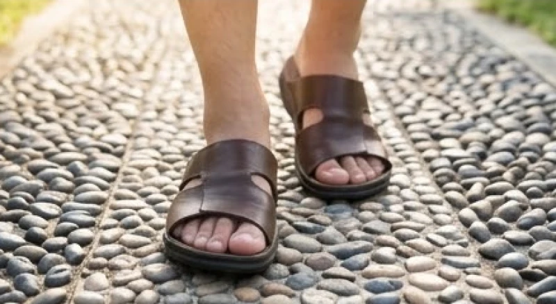 Bàn chân mang dép quai ngang rộng rãi giúp vùng da dưới gót được thông thoáng