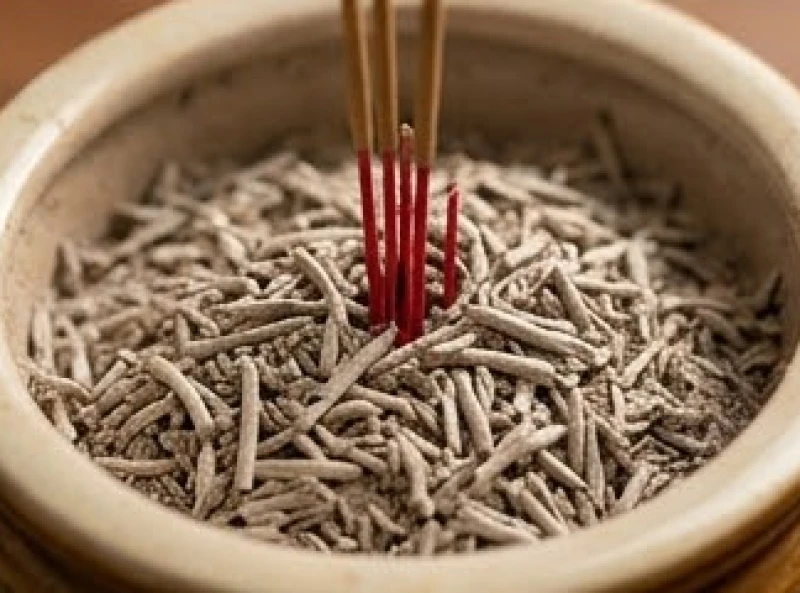 Chân nhang cắm vững chãi trên bề mặt tro nếp tơi xốp tự nhiên trong không gian linh thiêng