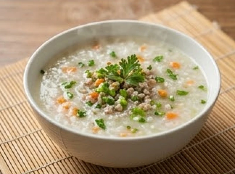 Bát cháo dinh dưỡng hầm mềm kết hợp rau củ tươi giúp giảm tải áp lực cho hệ tiêu hóa