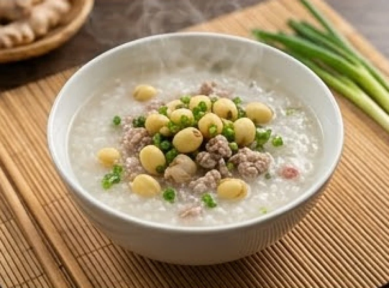 Bát cháo hạt sen nấu thịt băm tỏa khói nghi ngút trên bàn tre