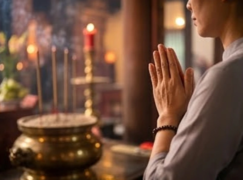 Văn khấn Quốc Mẫu Âu Cơ: Bài cúng chuẩn và cách dâng sớ tại đền 3 Tín chủ chắp tay thành kính đọc văn khấn Quốc Mẫu Âu Cơ trước ban thờ