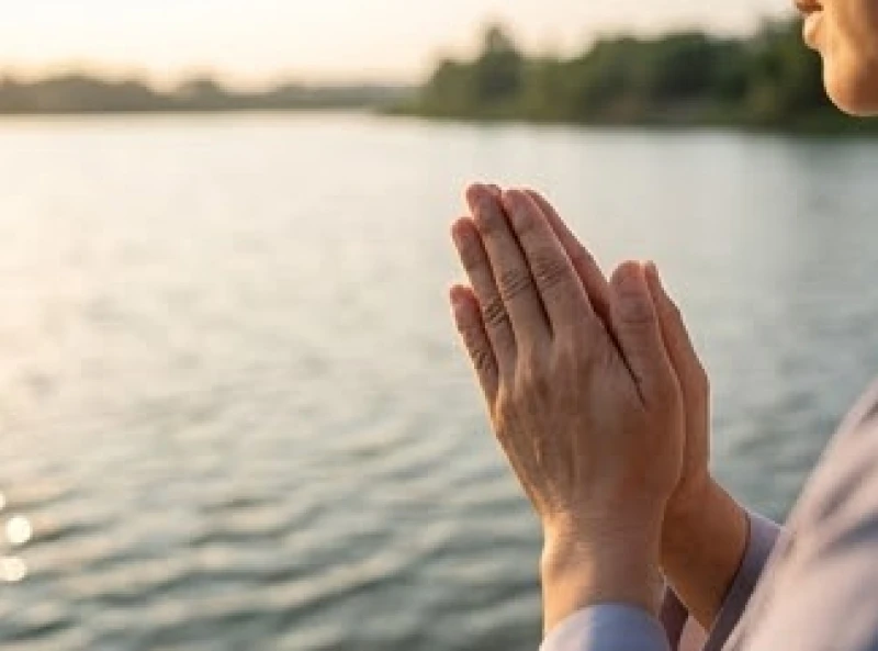 Văn khấn thả cá phóng sinh: Bài cúng chuẩn từng dịp và cách thả 3 Đôi bàn tay chắp thành kính hướng về mặt hồ yên ả trong bước hồi hướng công đức
