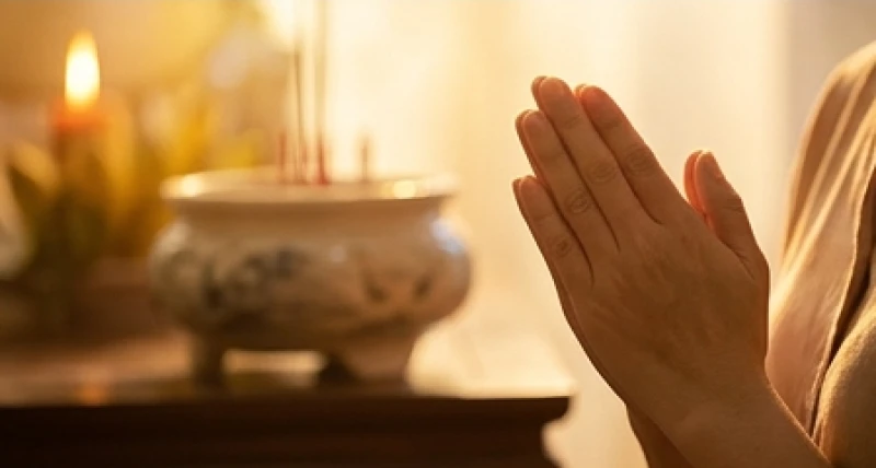 Văn khấn Bà Bổn Mạng: Bài cúng chuẩn danh xưng và cách sắm lễ 6 Gia chủ chắp tay nghiêm trang và nhắm mắt đọc bài văn khấn cầu bình an