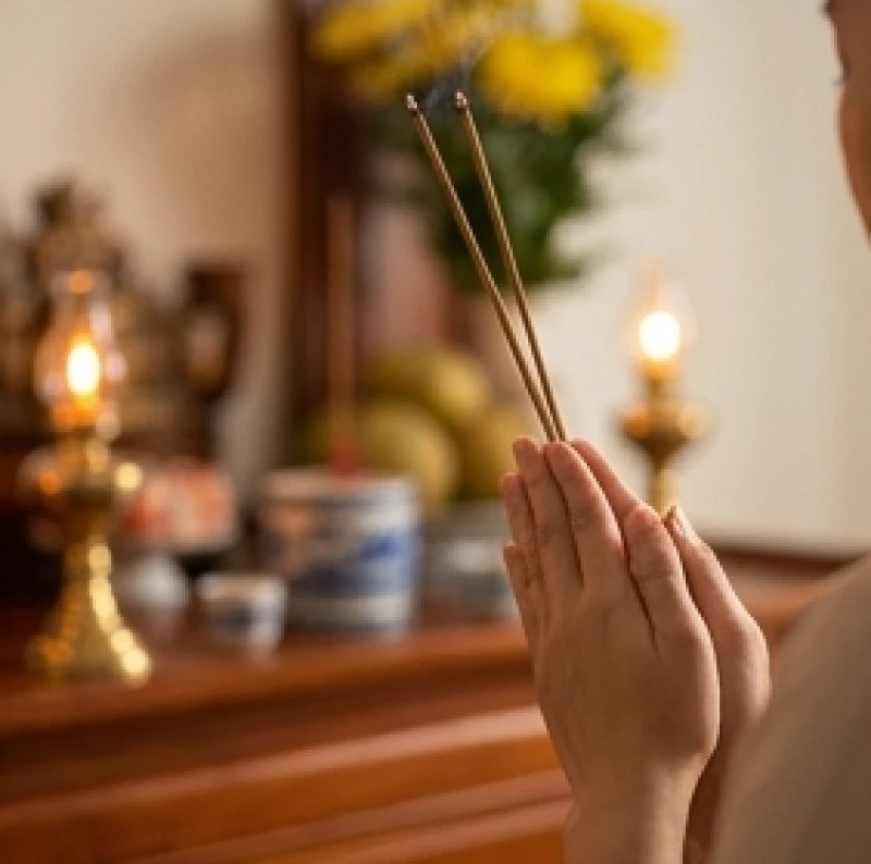 Văn khấn Thổ Công mùng 1: Bài cúng chuẩn & nghi thức hạ lễ 3 Đôi bàn tay chắp lại thành kính trước ngực khi đọc văn khấn tại gia