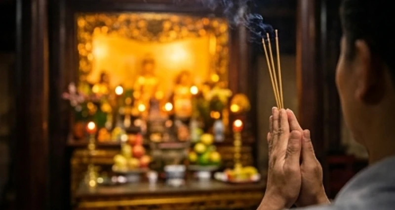 Tín chủ chắp tay búp sen thành kính đọc nhẩm bài khấn trước ban thờ Cô Bé Chí Mìu