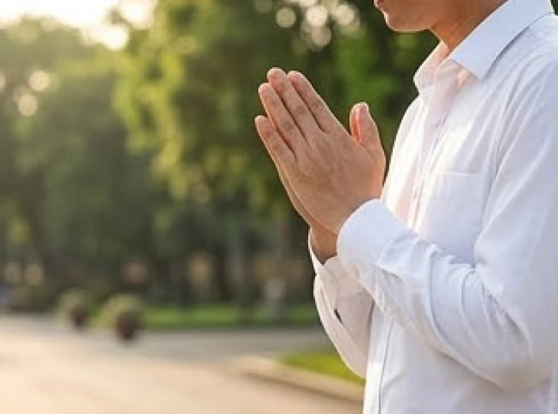Một người dân thành kính chắp tay nhẩm đọc bài khấn trong bầu không khí tĩnh lặng xung quanh lăng.