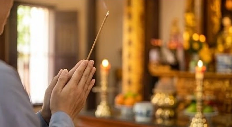 Văn khấn ban Mẫu: Bài cúng chuẩn và trình tự dâng lễ tại đền chùa 6 Người đi lễ chắp tay thành tâm cầu nguyện và nhẩm đọc bài khấn xin bình an