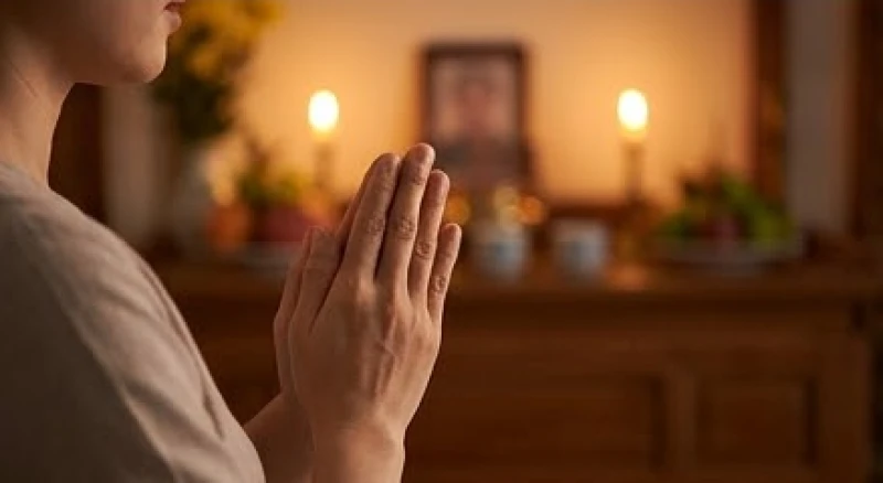 Tư thế chắp tay búp sen ngang ngực trang nghiêm khi chuẩn bị vái lạy tổ tiên
