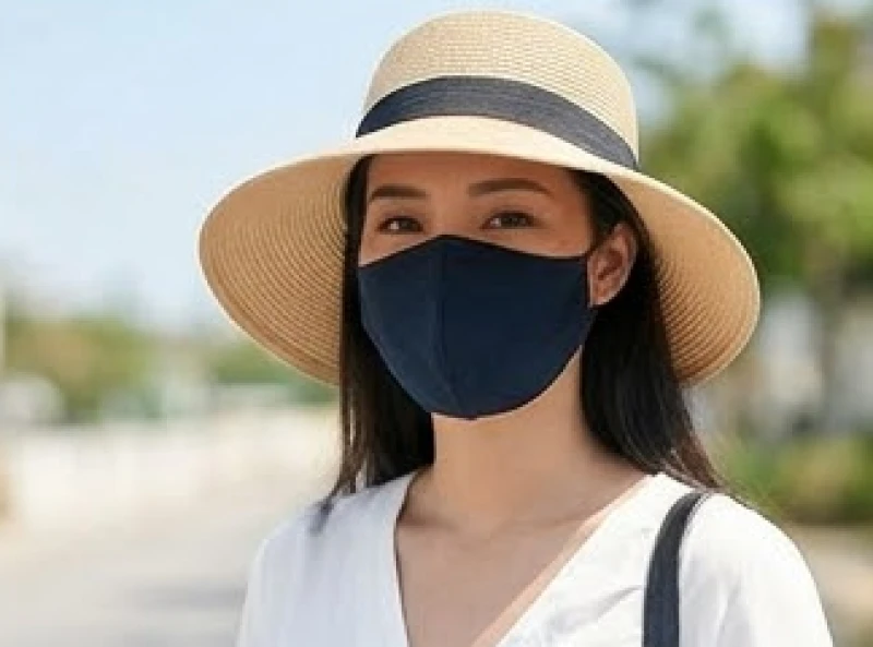 Nốt ruồi ở má gần mũi: Tướng số nam nữ & bảng giá tẩy y khoa 10 Phụ nữ trang bị khẩu trang tối màu và đội nón rộng vành cẩn thận để bảo vệ da khi đi ra ngoài nắng