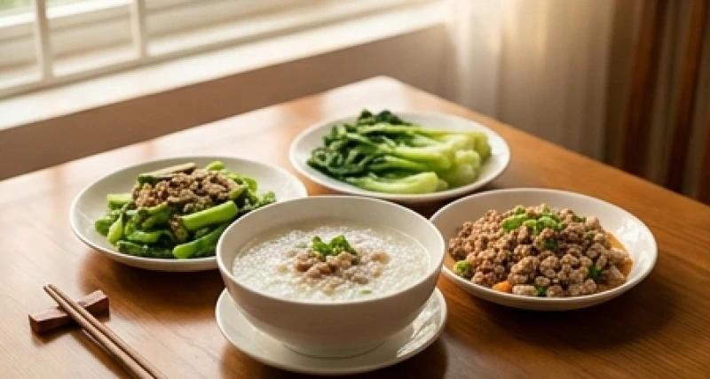 Bữa ăn lành mạnh gồm cháo mềm và rau củ luộc nhạt được chuẩn bị riêng cho người cao tuổi Bính Tuất