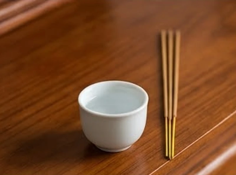 Ba nén nhang đang cháy cùng chén nước tinh khiết dâng lên ban thờ đại diện cho tấm lòng thành kính trong chuyến đi khẩn cấp