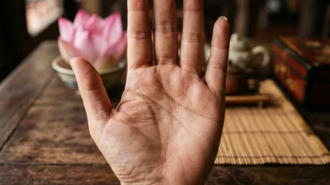 Cận cảnh hình ảnh mô phỏng đường chỉ tay chữ m có dấu x trên lòng bàn tay