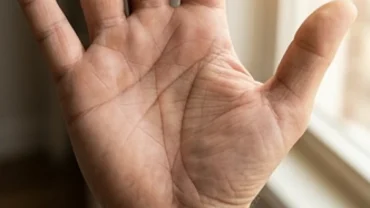 Bàn tay với đường chỉ tay chữ M ở nam giới sắc nét thể hiện bản lĩnh và sự nghiệp