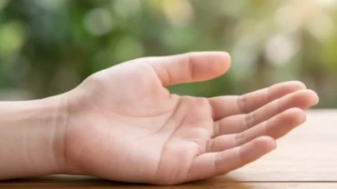Bàn tay phụ nữ mang đường chỉ tay chữ Nhất vắt ngang rõ nét thể hiện sự quyết đoán và lý trí mạnh mẽ