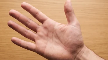 Bàn tay mở rộng cho thấy các đường chỉ tay có năng khiếu nghệ thuật dưới ánh sáng tự nhiên
