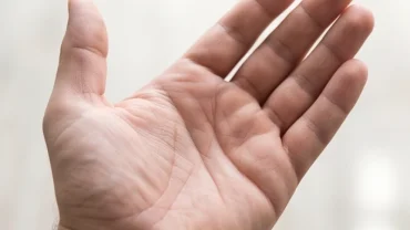 Bàn tay ngửa lên đón ánh sáng thể hiện rõ hệ thống nếp gấp giúp giải đáp thắc mắc chỉ tay có thay đổi không