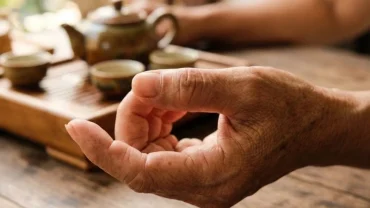 Cận cảnh lòng bàn tay với các đường vân rõ nét giúp nhận biết chỉ tay đường con cái trên gò Thủy Tinh ở mép ngón út