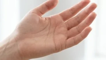 Bàn tay phụ nữ với đường chỉ tay kết hôn sớm hằn sâu rõ nét ngay sát mép đường Tâm Đạo