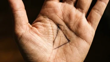 Bàn tay người Việt với đường chỉ tay tam giác sắc nét hiển thị rõ dưới ánh đèn trắng chuyên dụng