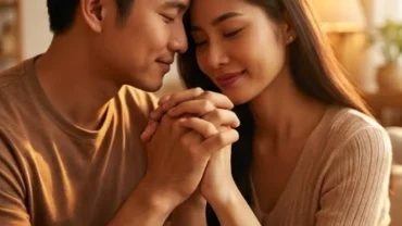 Hai bàn tay đan vào nhau lộ rõ đường chỉ tay vợ chồng hạnh phúc viên mãn
