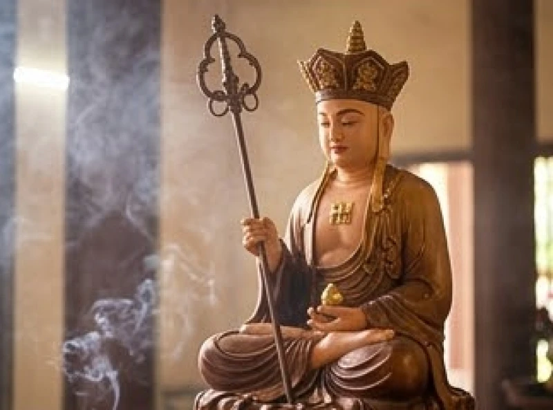 Văn khấn Vu Lan tại chùa: Trình tự hành lễ và bài cúng chuẩn 7 Tôn tượng Đức Địa Tạng Vương Bồ Tát trang nghiêm trong không gian khói nhang mờ ảo dịp Vu Lan