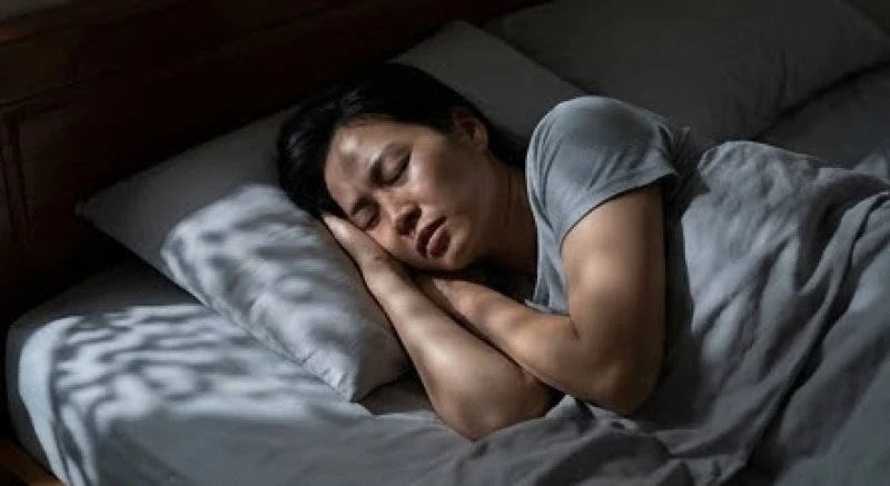 Người đàn ông ngủ say và lo lắng khi mơ thấy nóc nhà bị thủng dột nước