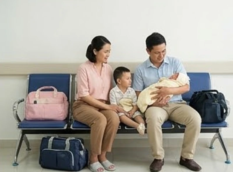 Văn khấn xin phép Thổ Công cho trẻ về nhà: Trình tự và bài cúng 10 Gia đình nán lại nghỉ ngơi tại sảnh chờ bệnh viện cùng đồ đạc và chăn ủ ấm để đợi đến cung giờ hoàng đạo