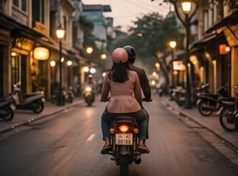 Mơ thấy chạy xe máy: Giải mã điềm báo và con số theo phong thủy 6 Hai người đang ngồi chung trên một chiếc xe gắn máy dạo quanh phố phường trong không khí ấm áp, lãng mạn