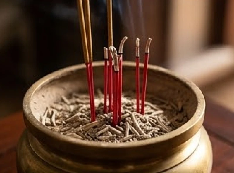 Nén nhang đỏ đang cháy rực rỡ và đã tàn hơn hai phần ba, báo hiệu thời điểm thích hợp để gia đình tấu xin hạ lễ