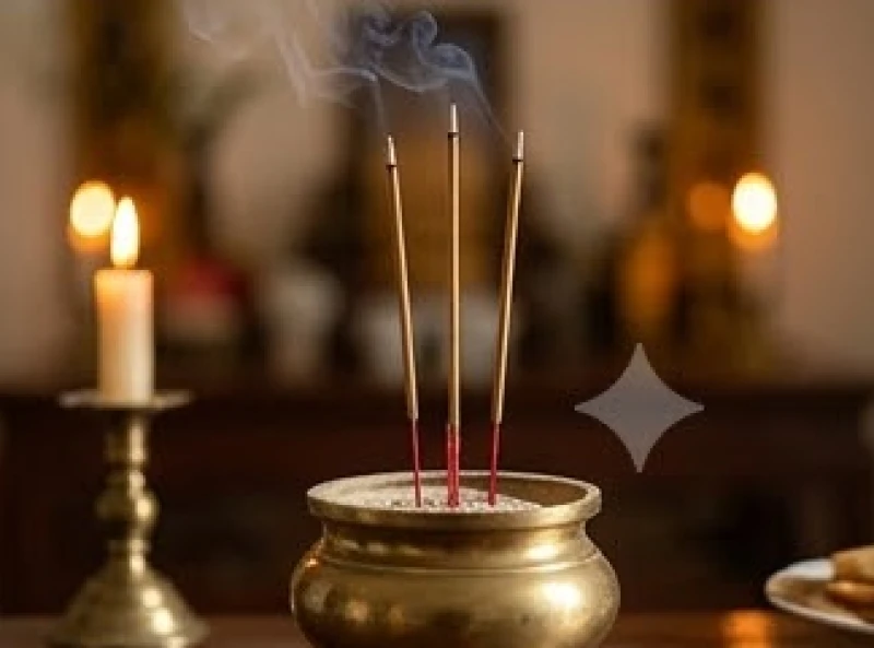 Ba nén nhang trên bàn thờ đang cháy dần xuống qua hai phần ba độ dài trước khi gia chủ tiến hành tạ lễ